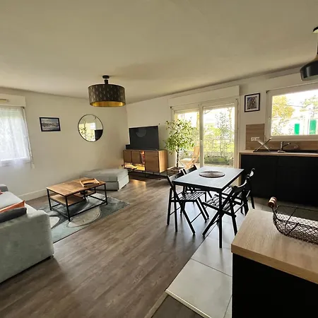 Talence, Near Bordeaux - Parking, Terrace, Sleeps 6 Talence