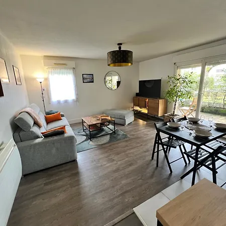 Talence, Near Bordeaux - Parking, Terrace, Sleeps 6 *