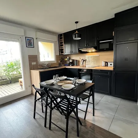 Talence, Near Bordeaux - Parking, Terrace, Sleeps 6 Appartement